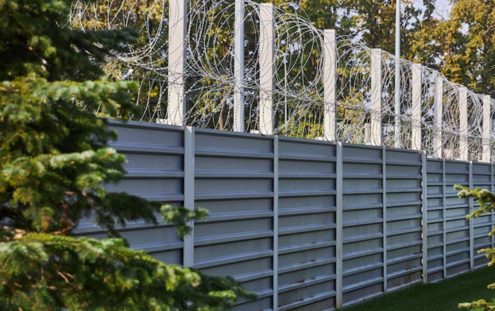 Aesthetic and Functional Design Of GI Continuous Fencing Solutions in Dubai